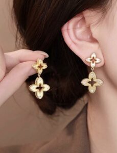 Clover arany színű fülbevaló Hover