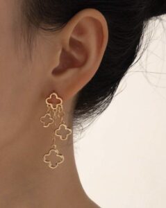 Clover logós fülbevaló Hover