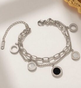 Róma ezüst szinű karkötő Hover