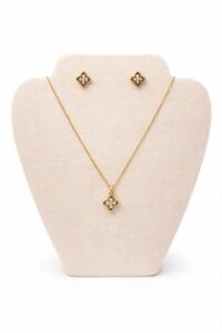 Aranyszínű virágmotívumos ékszerszett köves díszítéssel